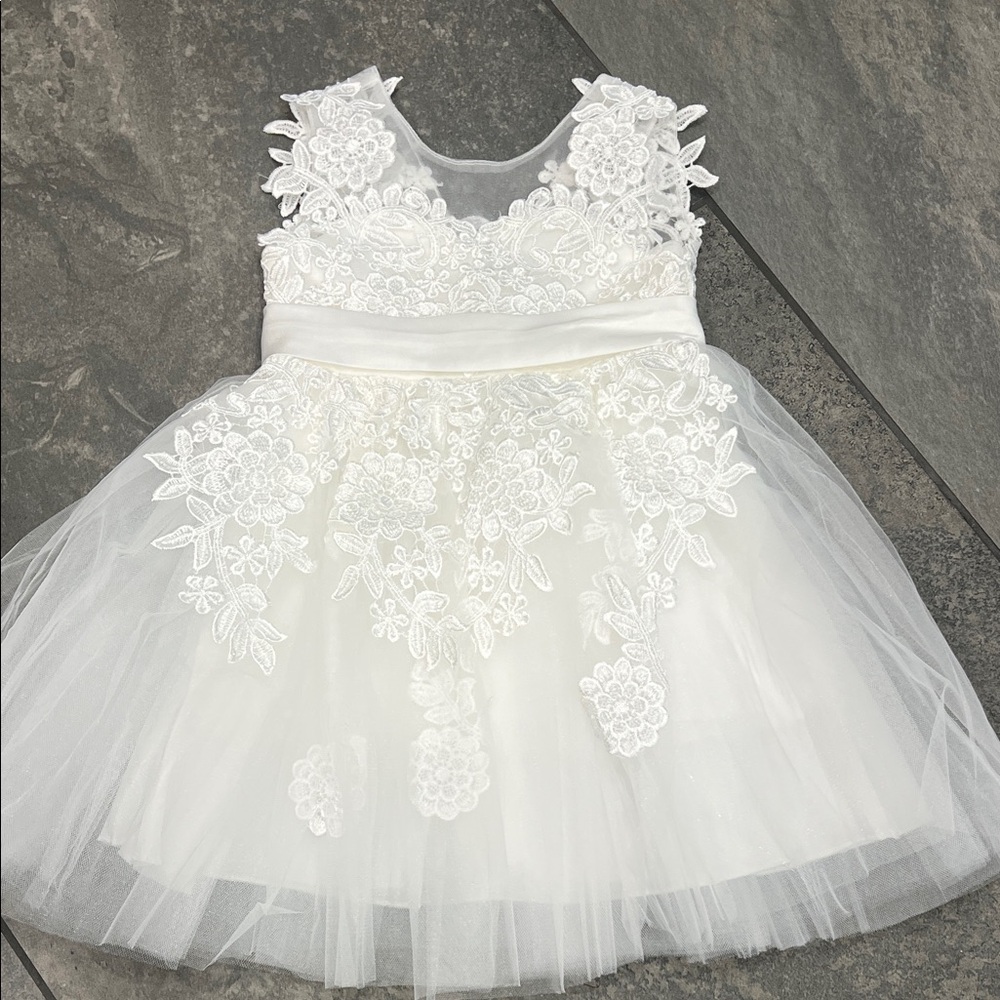 Girls White Floral Lace Tulle Dress 
New- never worn paid $100.00.